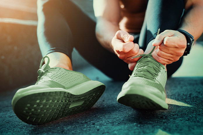 Atleta atándose las zapatillas