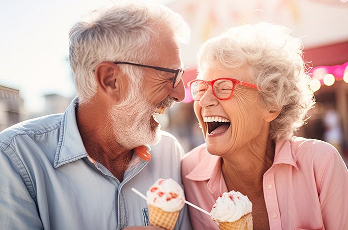 Pareja disfrutando de helados al aire libre en un ambiente festivo o veraniego