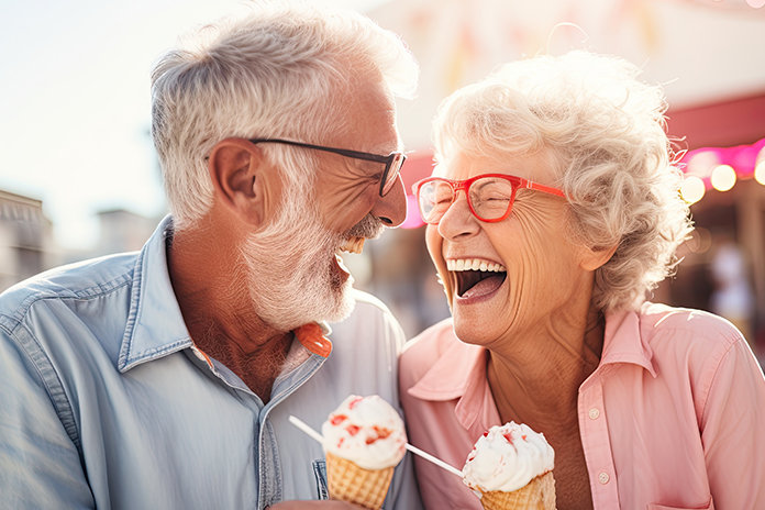 Abuelos riéndose con un helado en la mano cada uno